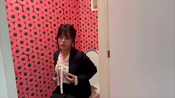 仕事終わりのスーツ姿でトイレしてたら、汗が混ざったパンストを脱いでオナニーしたら興奮しました