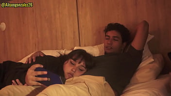 Viendo Una Peli Con Mi Hermanastro Y Dejo Que Meta Su Pene En Mi Garganta Antes De Que Lleguen Mis Padres thumbnail