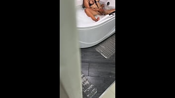 Milf cachonda de culo enorme es mirada futivamente por el pervertido de su hijastro mientras se masturba en la ducha