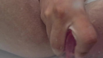 Milf cachonda de culo enorme es mirada futivamente por el pervertido de su hijastro mientras se masturba en la ducha