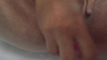 Milf cachonda de culo enorme es mirada futivamente por el pervertido de su hijastro mientras se masturba en la ducha