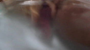 Milf cachonda de culo enorme es mirada futivamente por el pervertido de su hijastro mientras se masturba en la ducha