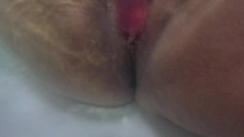 Milf cachonda de culo enorme es mirada futivamente por el pervertido de su hijastro mientras se masturba en la ducha