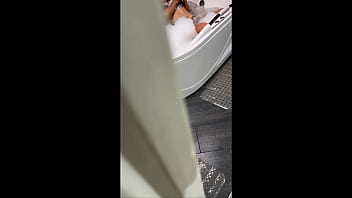 Milf cachonda de culo enorme es mirada futivamente por el pervertido de su hijastro mientras se masturba en la ducha