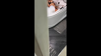 Milf cachonda de culo enorme es mirada futivamente por el pervertido de su hijastro mientras se masturba en la ducha