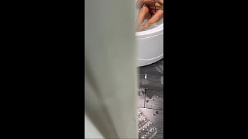 Milf cachonda de culo enorme es mirada futivamente por el pervertido de su hijastro mientras se masturba en la ducha