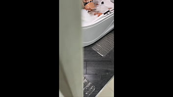 Milf cachonda de culo enorme es mirada futivamente por el pervertido de su hijastro mientras se masturba en la ducha