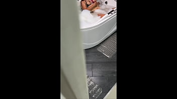 Milf cachonda de culo enorme es mirada futivamente por el pervertido de su hijastro mientras se masturba en la ducha