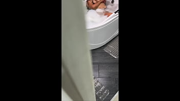 Milf cachonda de culo enorme es mirada futivamente por el pervertido de su hijastro mientras se masturba en la ducha