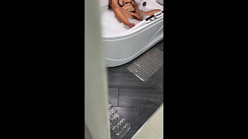 Milf cachonda de culo enorme es mirada futivamente por el pervertido de su hijastro mientras se masturba en la ducha Milf cachonda de culo enorme es mirada futivamente por el pervertido de su hijastro mientras se masturba en la ducha