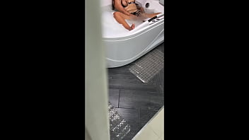 Milf cachonda de culo enorme es mirada futivamente por el pervertido de su hijastro mientras se masturba en la ducha