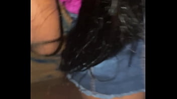 Alice na festinha bem loukinha sem calcinha deu po amiguinho do namo na frente de todos