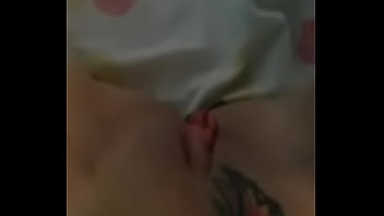 Branca mostrando a buceta para o site as vip