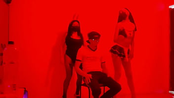 A scruffy man invites us to an exclusive catwalk to perform a sexy dance in erotic lingerie