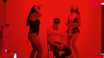 A scruffy man invites us to an exclusive catwalk to perform a sexy dance in erotic lingerie