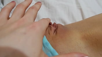 Emma exhibe sa chatte en pov