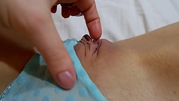 Emma exhibe sa chatte en pov