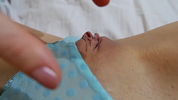 Emma exhibe sa chatte en pov