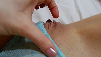 Emma exhibe sa chatte en pov