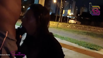 Vagabunda encontra vereador na praça e mama ele de graça