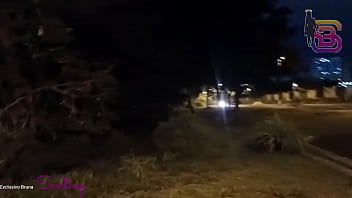 Vagabunda encontra vereador na praça e mama ele de graça