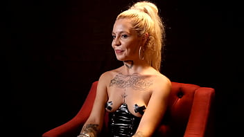 Três gostosas que amam dar o cu lambendo o rabo uma da outra