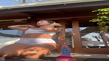 Casada gostosona brincando na sacada