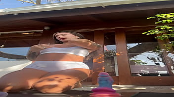 Casada gostosona brincando na sacada