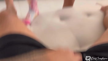 Morena gostosa chama amigo pra ver filme e da um chá de buceta no tatuado que gozou na sua boca