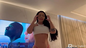 Morena gostosa chama amigo pra ver filme e da um chá de buceta no tatuado que gozou na sua boca