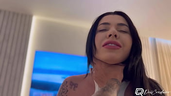 Morena gostosa chama amigo pra ver filme e da um chá de buceta no tatuado que gozou na sua boca