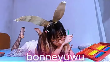 Bonneyuwu 12 39 pequeña pintando en la cama