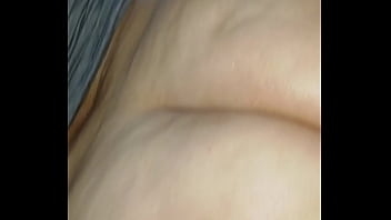 Ella disfruta el anal con un vibrador