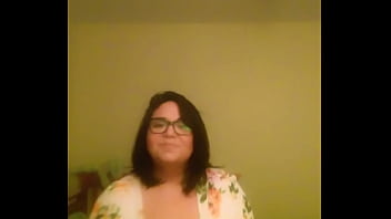 Bbw exposes her body