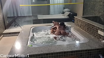 Safada me chamou para curtir uma hidromassagem