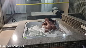 Safada me chamou para curtir uma hidromassagem