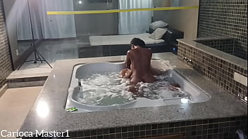 Safada me chamou para curtir uma hidromassagem