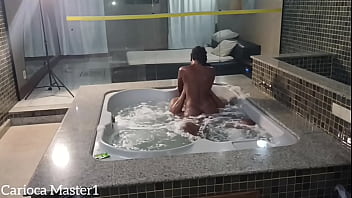 Safada me chamou para curtir uma hidromassagem