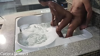 Safada me chamou para curtir uma hidromassagem