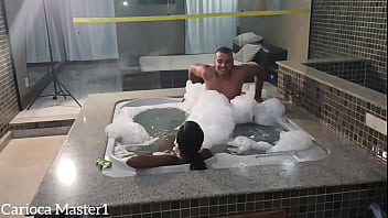 Safada me chamou para curtir uma hidromassagem