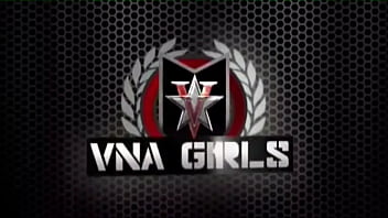 Nonton Blonde Vicky Vette Clamps Her Nipples While Vibes Her Pussy With Toys! thumbnail