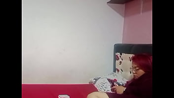 Mi hermanastra con vestido corto tetas grandes y culo grande me invita a jugar creo que quiere que me la folle