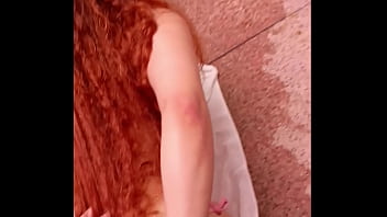 No aguanto mas le corro la tanga a un lado a mi novia y le follo el culo en la piscina