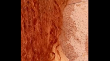 No aguanto mas le corro la tanga a un lado a mi novia y le follo el culo en la piscina