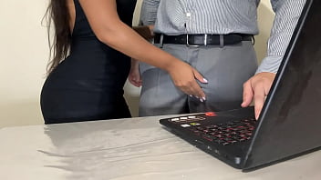 Secretária gostosa chupando o chefe para não ser demitida funcionaria mamando o chefe