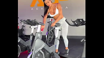 Esfregando a bucetinha