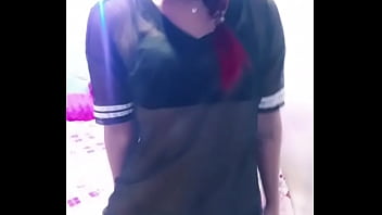 Morena exibida dançando sem calcinha