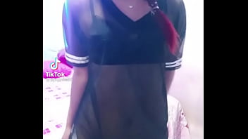 Morena exibida dançando sem calcinha