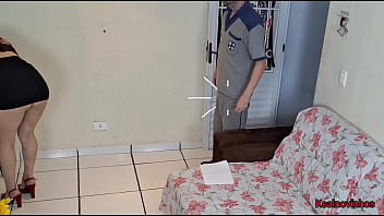 Esposa traiu marido com entregador enquanto marido foi ao futebol Esposa traiu marido com entregador enquanto marido foi ao futebol