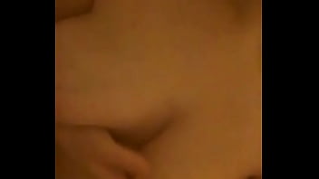 Rubia rulos tetas grande jugando en la ducha